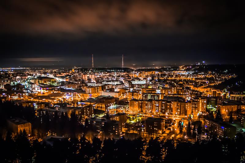 Yleiskuvaa Lahdesta yöllä