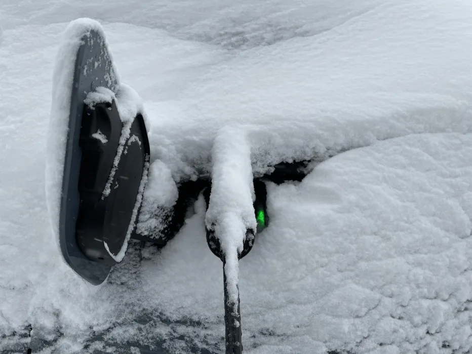 Huoltoalan yrittäjän mukaan sähköauto on kokonaisuutena hyvä talviauto.