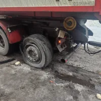 Yrittäjän rekan rengas räjähti, manaa kasitien kuntoa