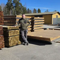 Yrittäjä Mika Hyyryläinen kehitti uudenlaisen mökkilaiturin