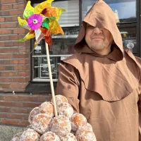 Helsinkiläisleipomossa paistetaan 15 000 munkkia vappupäivänä